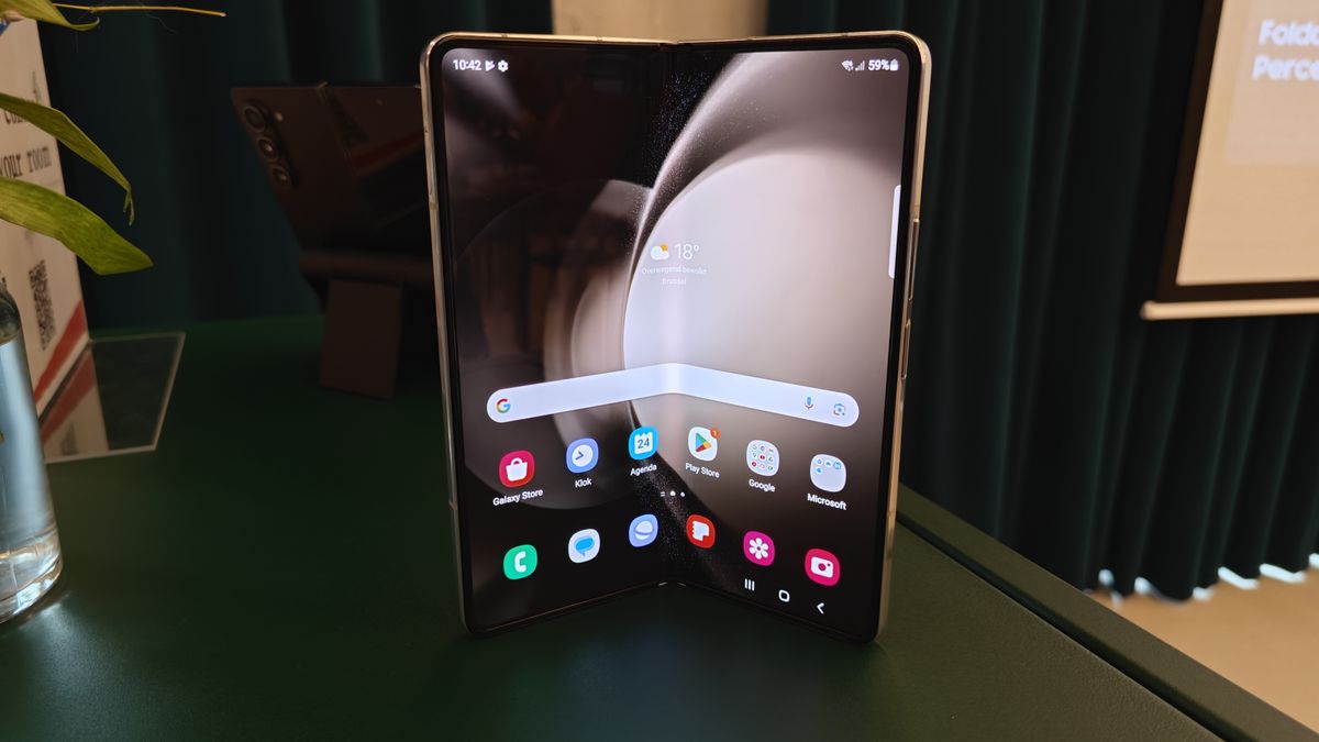 A different source suggests that the Samsung Galaxy Z Fold 6 Ultra may be in the works.